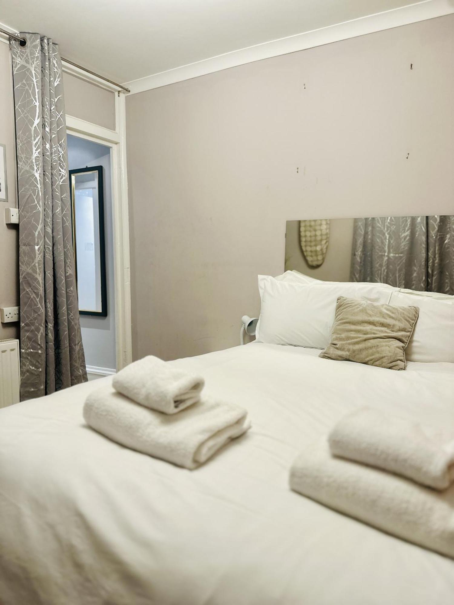 Seafront Party Houses For Hens, Stags & Groups Brighton Room photo